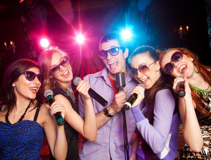 Sau khi ăn hát karaoke: Sau khi ăn no, dạ dày đang chứa một lượng thức ăn lớn, thành dạ dày đang giãn căng và mỏng hơn, lượng máu cung cấp cho cơ quan tiêu hóa gia tăng, nếu lúc này chúng ta hát karaoke sẽ khiến gia tăng áp lực lên ổ bụng gây ảnh hưởng xấu đến dạ dày. Ảnh: musicshow.vn.