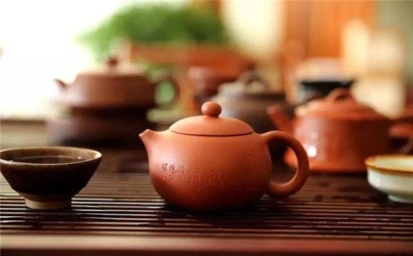 Tuy nhiên vì những lợi ích lớn của trà với sức khỏe, chúng ta không nhất thiết phải bỏ hẳn uổng trà. Đối với những người có bệnh kể trên nếu muốn uống trà có thể uống trà xanh vào buổi sáng, nên uống trà loãng và tránh uống vào buổi tối.
