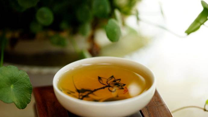 Người suy nhược thần kinh : Caffeine có trong trà sẽ kích thích trung khu thần kinh, không tốt cho những người thần kinh yếu, dễ gây mất ngủ và thần kinh căng thẳng.