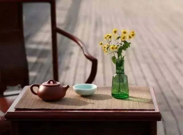 Trẻ đang trong thời kỳ phát triển xương; Những đứa trẻ đang trong giai đoạn phát triển chiều cao không nên uống trà vì hợp chất alcaloid có trong trà sẽ làm ảnh hưởng đến khả năng hấp thu canxi, gây bất lợi đến sự phát triển xương của trẻ.