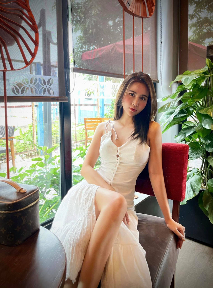Theo nhiều người, Huyền Lizzie vì muốn gương mặt thon gọn hơn nên dùng app sống ảo. Tuy nhiên, được cái này lại mất cái kia, khi giải quyết được khâu thân hình đẹp nhưng bức tường lại bị méo mó.