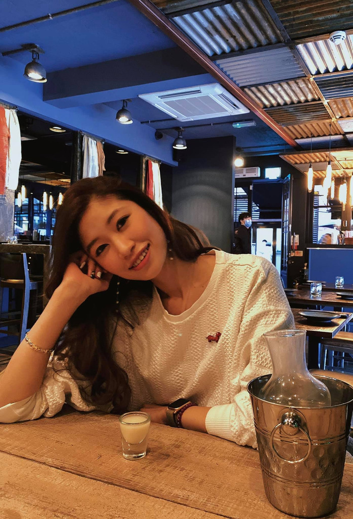 Theo ước tính, nàng WAGs xinh đẹp thời điểm đó phải chi khoảng 500 triệu đồng cho những món quà tặng bạn bè, người thân.