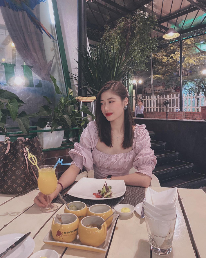 Được biết, Vóc Đỗ sinh ra trong một gia đình khá giả, cô từng là du học sinh ngành Quản trị kinh doanh quốc tế tại Anh.