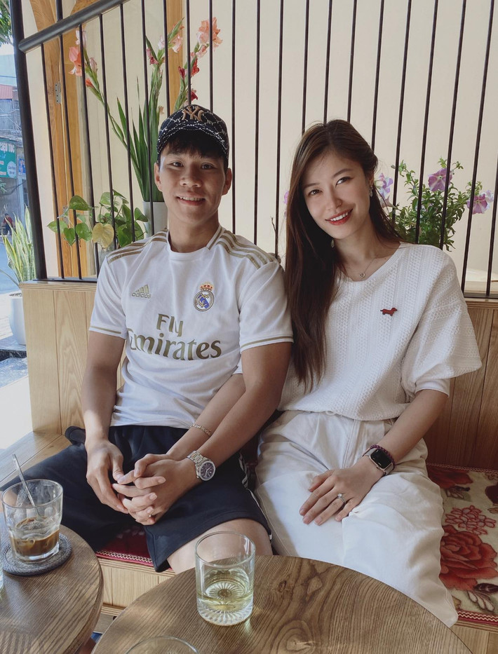 Vóc Đỗ - vợ cầu thủ Văn Dũng (CLB Hà Nội) được cộng đồng mạng biết đến là nàng WAG số hưởng khi thường xuyên đăng ảnh du lịch đây đó, sắm đồ hiệu liền tay.