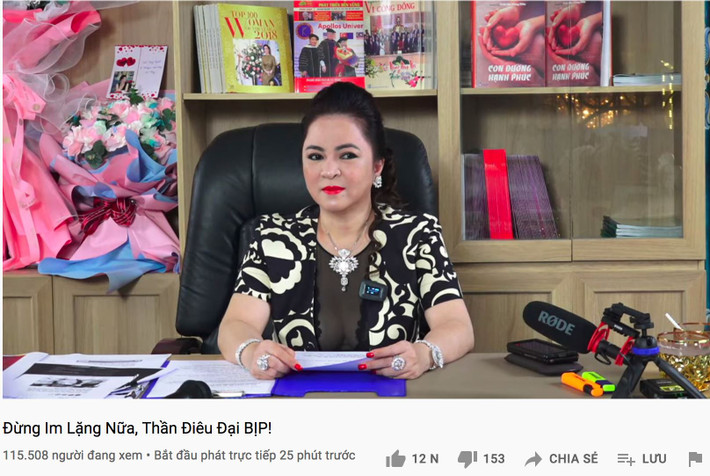 Từ khi bà Phương Hằng chưa xuất hiện trên sóng đã có hàng chục nghìn cư dân mạng vào chờ sẵn để được xem trực tiếp những lời nữ đại gia này chia sẻ. Bởi vậy mà trên MXH đã xuất hiện rất nhiều hình ảnh hài hước cho thấy sức hút của bà Phương Hằng.