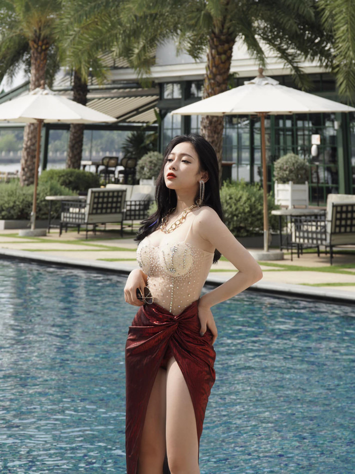 Sở hữu nhan sắc nổi bật, ngoài việc học, Linh Chi còn làm mẫu ảnh để kiếm thêm thu nhập.