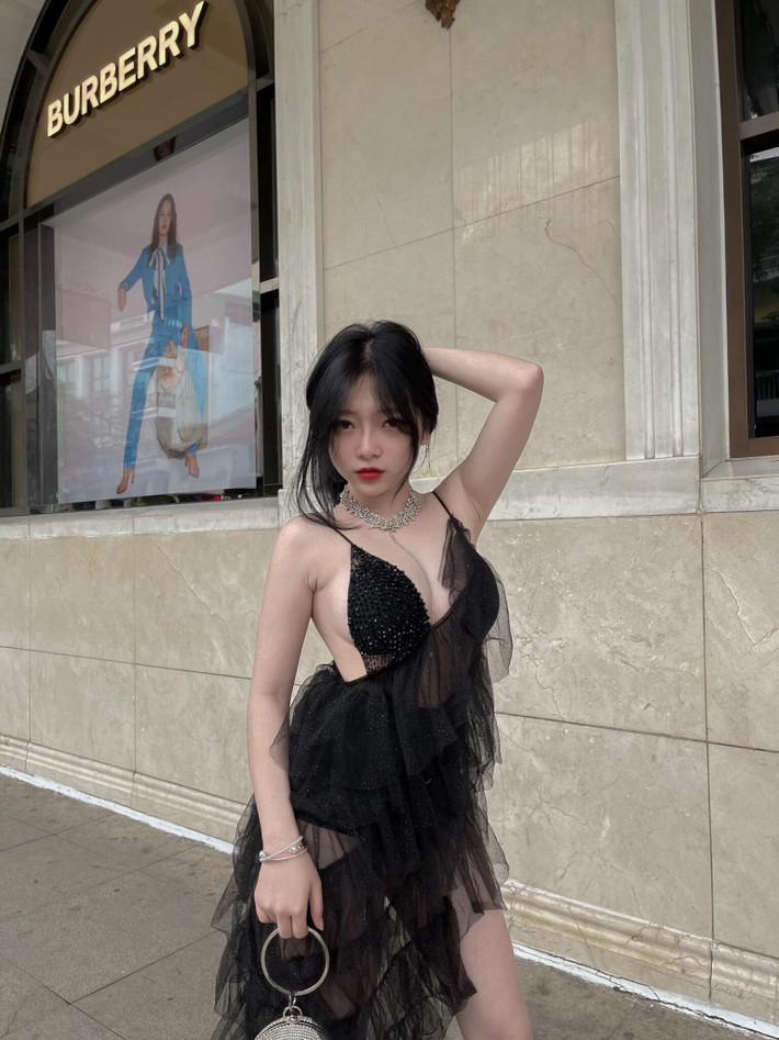 Nữ sinh phố núi Lạng Sơn còn sở hữu thân hình cân đối, cùng phong cách thời trang gợi cảm, lúc cá tính dễ dàng gây ấn tượng mạnh mẽ với người đối diện.