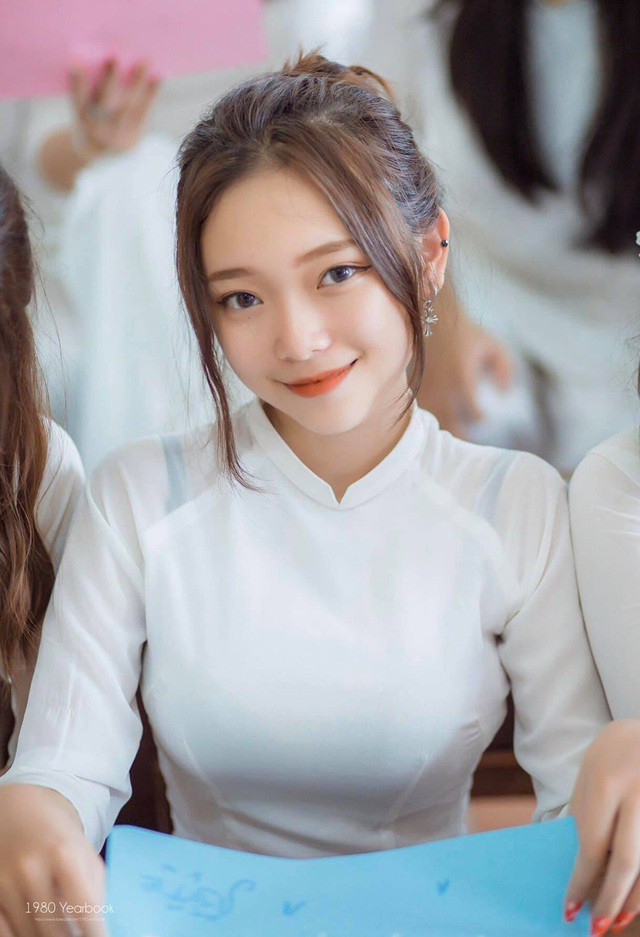Hot girl Linh Chi sở hữu gương mặt xinh đẹp với sống mũi cao, đôi mắt to tròn và nụ cười duyên dáng.