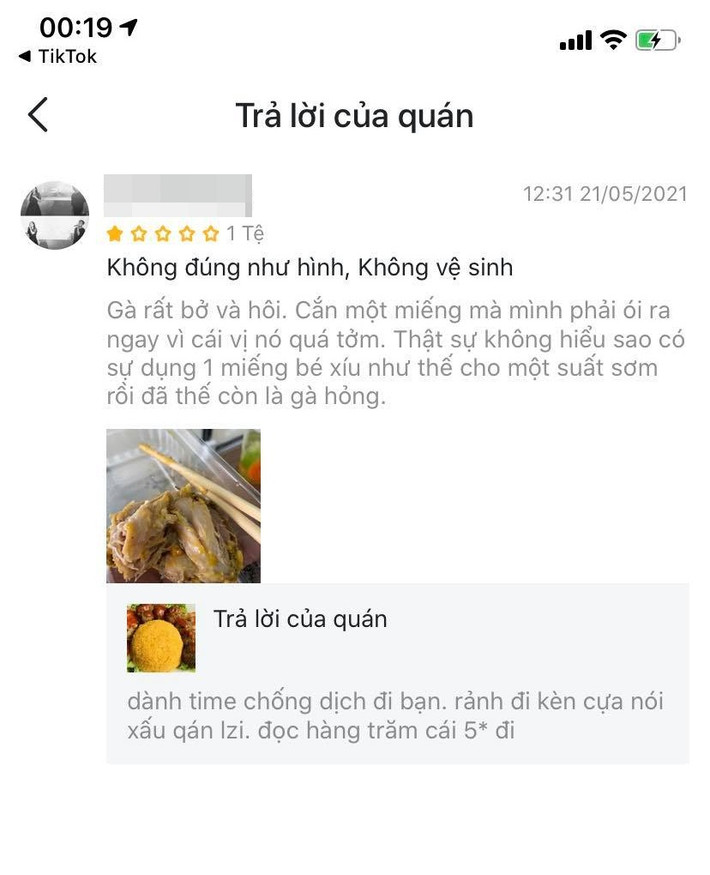Tuy nhiên, khi vị khách này phàn nàn, chủ quán còn có cách đáp trả rất bất ngờ khiến dân tình nổ ra tranh cãi. Thay vì tiếp thu ý kiến, chủ tiệm cơm gà lại trả lời đánh giá một cách coi thường, thiếu tôn trọng khách hàng. Những phần trả lời khách của chủ tiệm cơm gà sau đó được netizen đặc biệt chú ý.