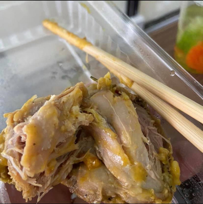 Phần thịt gà được giao theo như nhận xét của cô gái này là quá tệ, mùi vị như thịt để lâu bị ôi thiu. Chính vì thế, cô gái đã cảm thấy không hài lòng và lập tức đánh giá 1 sao trên app đặt đồ ăn để phản ánh.