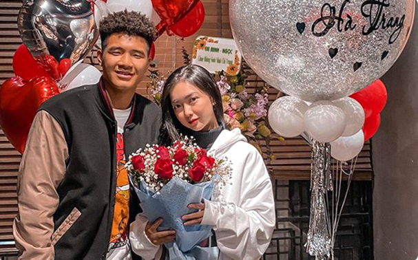 Hà Đức Chinh hẹn hò với hot girl Mai Hà Trang từ năm 2018, nhưng họ khá âm thầm chứ không hề ồn ào như các cặp đôi khác trong các cặp đôi của đội tuyển Việt Nam.