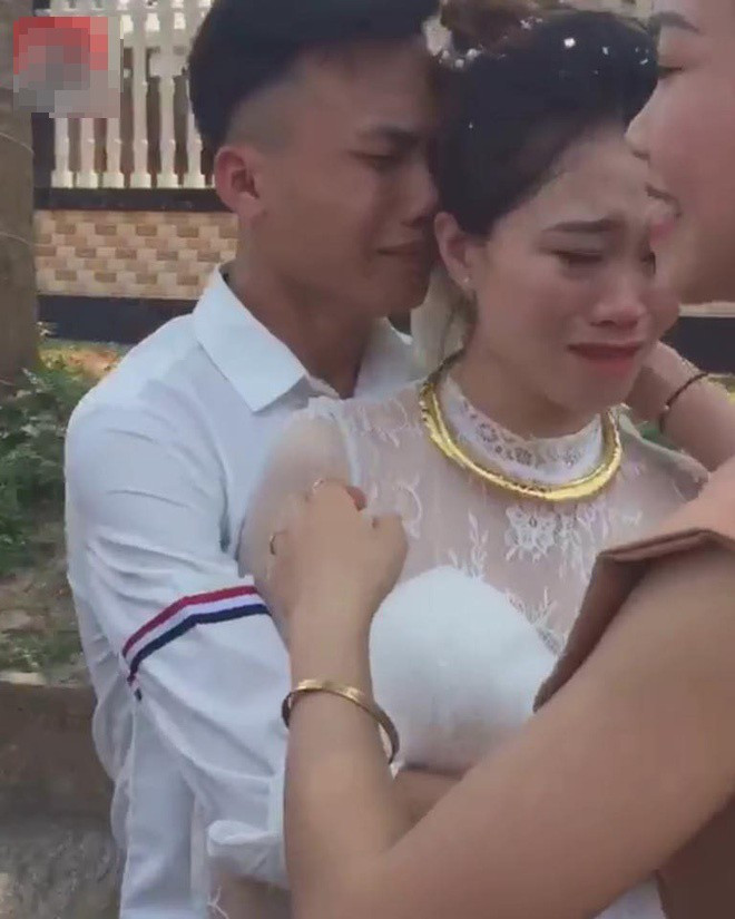 Câu chuyện về việc người thân trong gia đình xúc động, khóc trong đám cưới vì không nỡ rời xa cô dâu luôn nhận được sự quan tâm của cư dân mạng bởi sự đáng yêu, dễ thương.