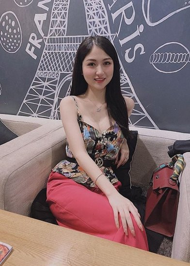 Anh Thư gây chú ý khi từng tham gia một vai phụ trong phim "Về nhà đi con". Ngoài ra, cô nàng còn từng góp mặt trong nhiều bộ phim đình đám của VTV như: "Tình yêu và tham vọng", "Sinh tử"... và hài Tết "Đại gia chân đất".