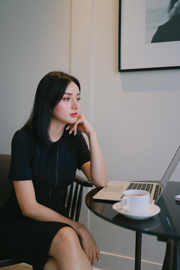 Hot girl Angela Chu (tên thật là Minh Châu, sinh năm 1991) được biết đến là hiện tượng dao kéo thành công với nickname "Phạm Băng Băng phiên bản Việt".