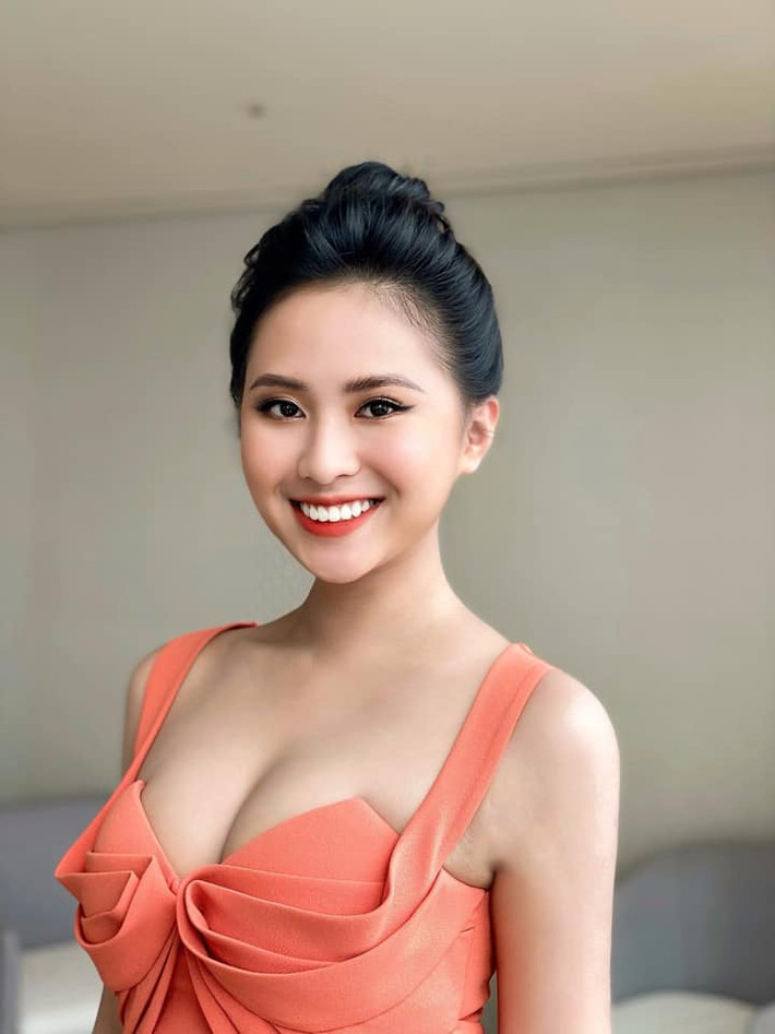 Bảo Nghi chơi bóng đá từ nhỏ nên khá am hiểu luật, cách thức của môn thể thao vua này. Vậy nên khi nhận lời mời đồng hành cùng Nóng cùng Euro 2020, cô nàng khá tự tin, tuy nhiên cô phải tìm hiểu nhiều hơn về giải đấu này.