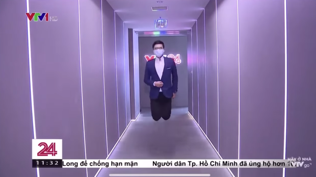 Sau đó, Việt Hoàng đã nhảy từ trường quay ra hành lang rồi ra đến sảnh chính của VTV một cách vô cùng hài hước không thua kém gì hot Tiktoker nào.