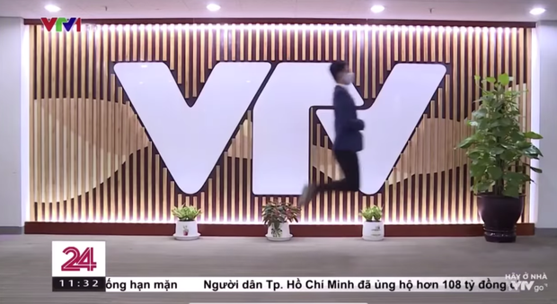 Ngoài ra, các bản tin VTV cũng thường bắt trend MXH khá nhanh nhạy. Trong 1 bản tin về tình hình dịch bệnh, BTV Việt Hoàng đã khuyên mọi người hãy tập thể dục ở nhà, không cần ra đường mà vẫn có thể làm nóng cơ thể bằng cách đu theo trend nhảy trên không từng rất hot trên MXH.