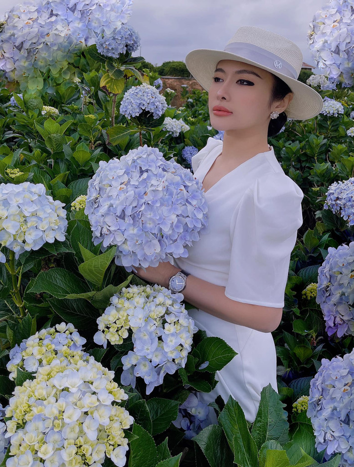 Chị gái Thúy Loan (sinh năm 1988) của Huyền Baby cũng xinh đẹp, sắc sảo không kém cạnh gì nhiều người đẹp hiện nay.