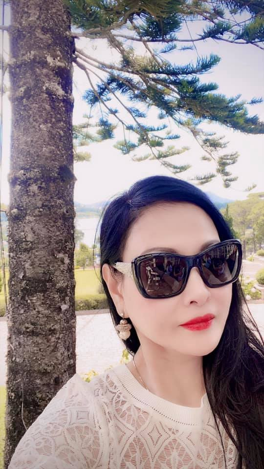 Đặc biệt, vẻ ngoài trẻ trung, "hack tuổi" của mẹ cựu hot girl khiến người ta không thể không trầm trồ.