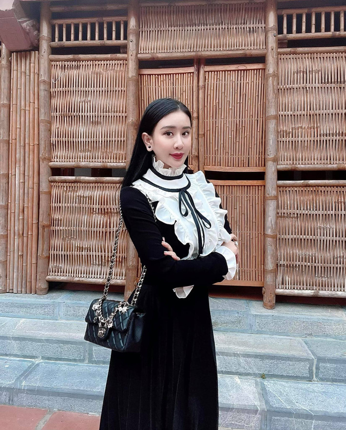 Nước da trắng, thần thái hơn người cùng vóc dáng chuẩn chỉnh của nàng rich kid thực sự khiến người ta không thể không thả tim.