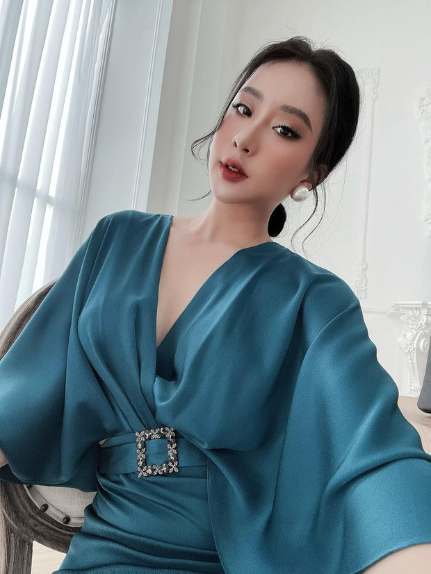 Ngoài nhan sắc xinh đẹp, độ sang chảnh của rich kid Tú Boo còn khiến nhiều người choáng ngợp. Mới đây, cô nàng cũng khoe thú vui mùa dịch của mình đó là cắm hoa hoa mẫu đơn được chồng mua.