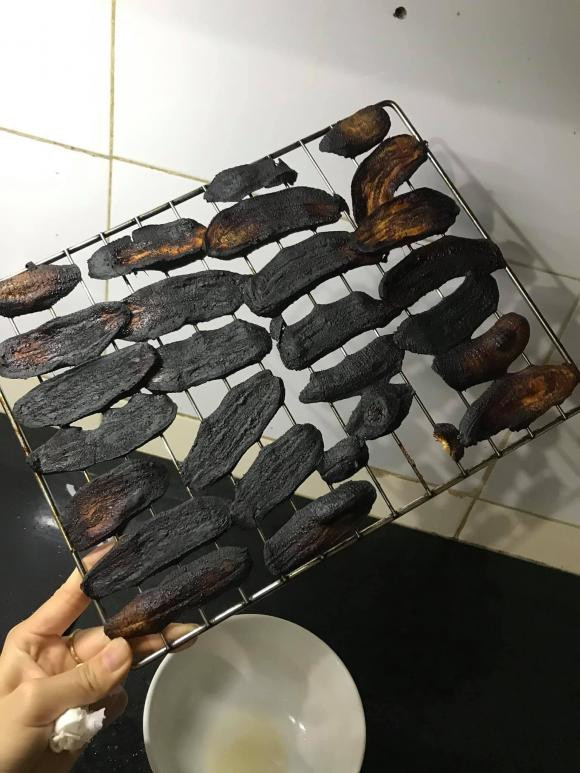 Món chuối sấy của một chị vợ đảm đã trở thành món chuối sấy bóng đêm.