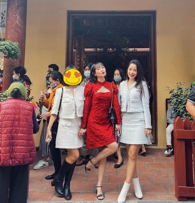Gần đây nhất là lần đi chùa cùng của Chi Pu và Sun Ht lập tức lọt vào chỉ trích của cộng đồng mạng. Bức ảnh ghi lại khoảnh khắc Chi Pu, Sun Ht cùng một người bạn cùng mặc váy ngắn - trang phục được cho là không phù hợp để đi lễ chùa và chụp ảnh, đăng tải lên MXH.