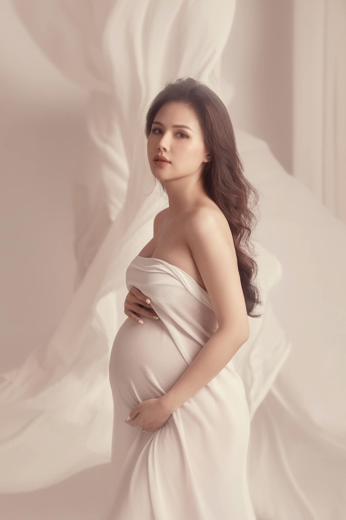 Nữ diễn viên cũng tiết lộ cô đã tăng 10kg khi bước vào những tháng cuối thai kì, tuy nhiên sắc vóc của cô vẫn luôn xinh đẹp dù bụng bầu đã vượt mặt.