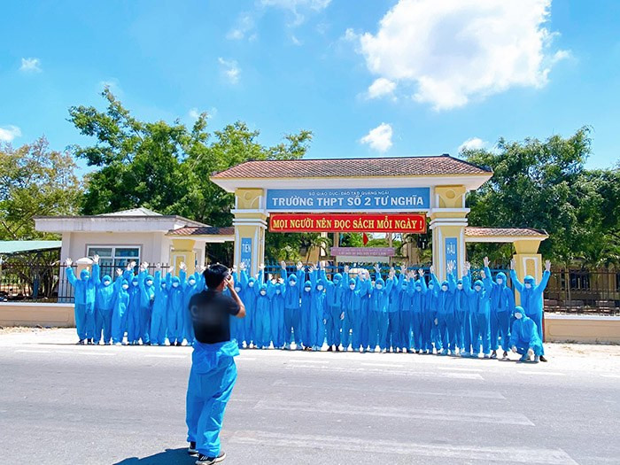 Mới đây, một bộ ảnh kỷ yếu được chủ tài khoản Huy Nguyễn đăng tải trong hội nhóm gây chú ý đến netizen vì ý tưởng độc đáo của nó. Chẳng cần váy vóc điệu đà hay trang điểm lộng lẫy, các cô cậu học sinh lớp 12A3 của trường THPT Số 2 Tư Nghĩa, Quảng Ngãi lại lựa chọn đồ bảo hộ chống COVID-19 để làm đồng phục.