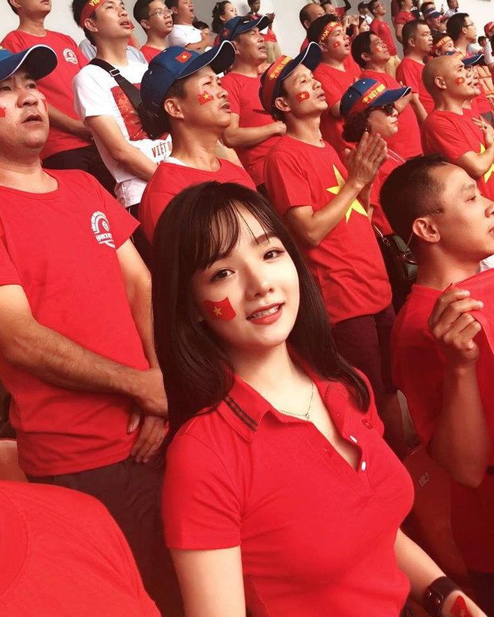 Xuất hiện trong clip phỏng vấn của đài truyền hình Hàn Quốc SBS trong trận bán kết Olympic Việt Nam và Olympic Hàn Quốc tại kỳ ASIAD 2018, nữ CĐV Việt Nam - Phan Thị Thủy Tiên (Hà Nội) được cộng đồng mạng Việt Nam và Hàn Quốc quan tâm.