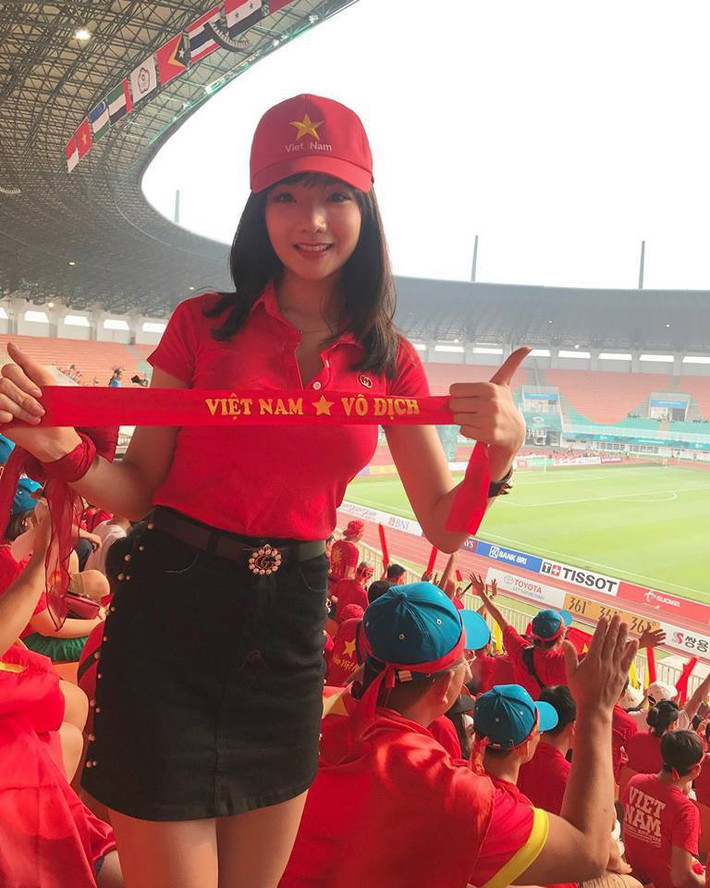 Sau khi nổi tiếng với hình ảnh nữ CĐV xinh đẹp, hot girl Thuỷ Tiên nhận được nhiều hợp đồng làm việc cả ở Việt Nam lẫn Hàn Quốc.