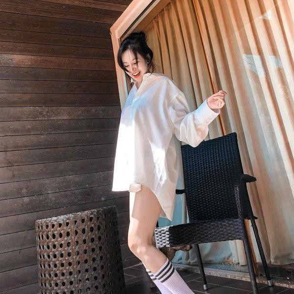 Tuy nhiên, điểm khiến người xem chú ý chính là việc chọn chiếc áo hờ hững giấu quần làm ai cũng lầm tưởng hot girl bà Tưng không mặc quần. Nhiều cư dân mạng còn phải ngại ngùng thay với mốt trang phục này của cô.