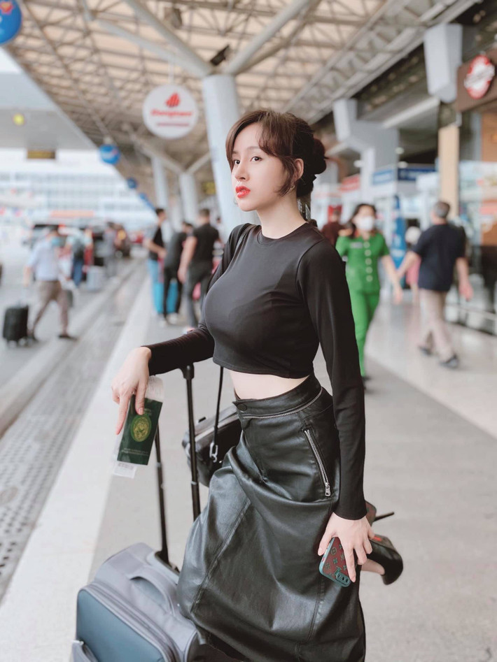 Về phong cách thời trang, Bà Tưng chuyển từ phô da thịt sang "kín cổng cao tường" hơn xưa rất nhiều.