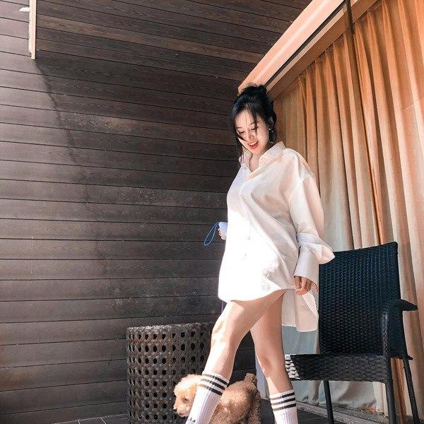 Mới đây trên trang cá nhân, bà Tưng gây chú ý khi khoe loạt hình mới về bản thân. Cụ thể, bà Tưng đã diện chiếc áo sơ mi trắng dáng rộng trùm vòng 3, đi kèm với đôi tất thể thao, cô nàng khoe trọn đôi chân nuột nà.