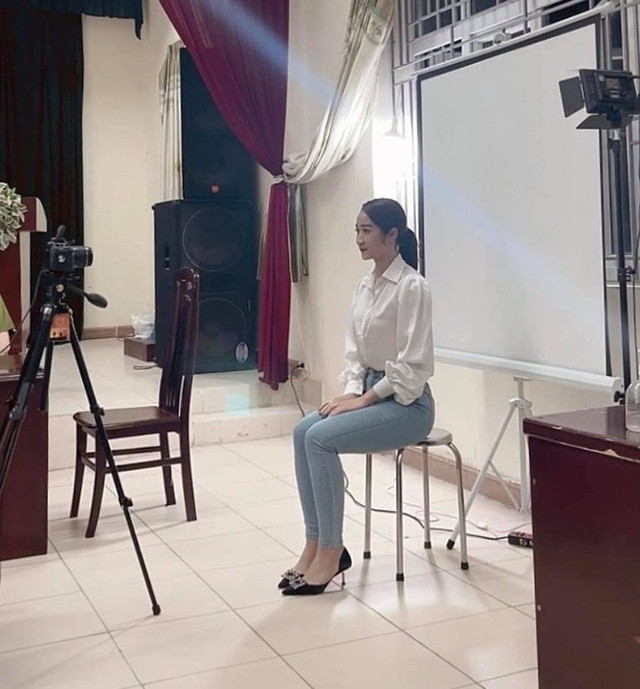 Đoạn video chia sẻ hình ảnh một cô gái xinh đẹp đang chỉnh lại trang phục để chụp ảnh làm căn cước công dân gắn chíp được cư dân mạng hết lời ngợi khen.