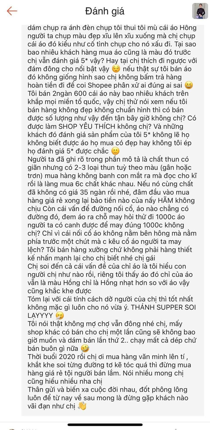 Tuy nhiên, điều gây chú ý chính là màn đáp trả dài dằng dặc như cả một tờ A4 của chủ shop online. Từ việc "cà khịa" và chê khách hàng "tính cách dở người" đến màn dặn dò vị khách feedback tệ đã khiến nhiều người "sốc" nặng.
