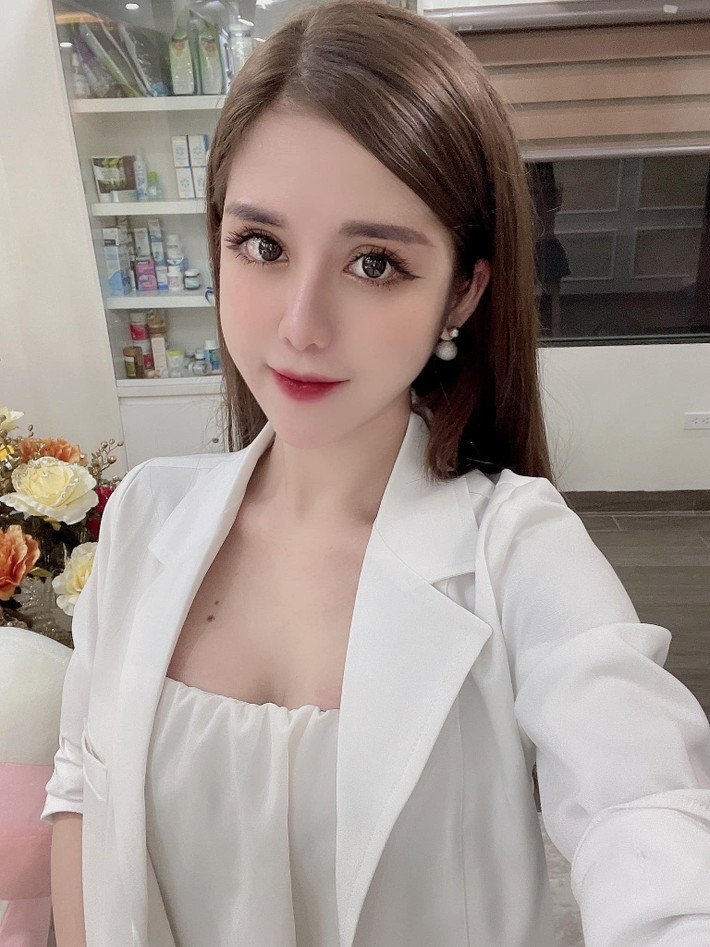 Trong suốt thời gian chung sống, bà xã Huy Cung liên tiếp gặp thị phi, đặc biệt là việc thẩm mỹ khuôn mặt quá nhiều để có nhan sắc như hiện tại.