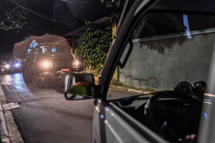 Công an địa phương dẫn đường cho quân đội đến từng thôn xóm. Do đặc điểm địa bàn rộng, nhiều đường ngang lối tắt, ngõ nhỏ hẹp, họ gặp nhiều khó khăn khi phải điều khiển xe téc kích thước lớn.