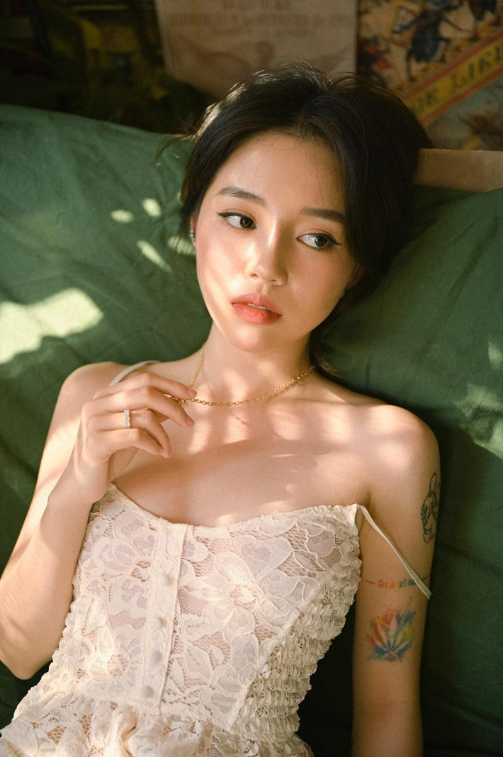 Bên cạnh tài năng đã được khẳng định, cô nàng còn sở hữu gương mặt xinh đẹp cùng vóc dáng nhỏ nhắn ai nhìn cũng mê.