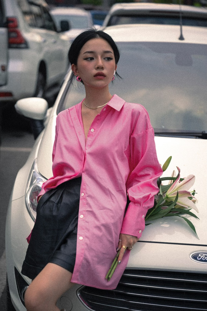 Linh Ngọc Đàm là nữ streamer sinh năm 1996, sau thời gian xây dựng sự nghiệp ở Hà Nội, cô nàng quyết định "Nam tiến" và gặt hái không ít thành công.
