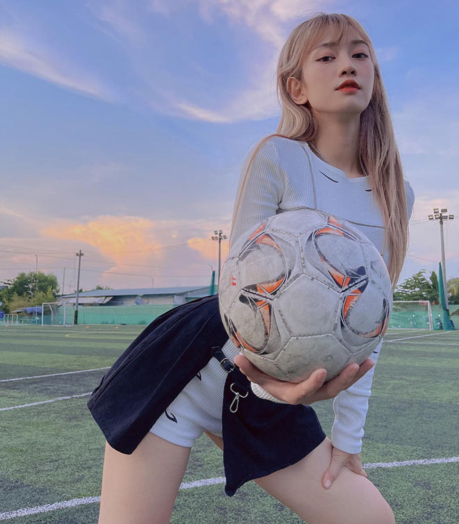 Trong số dàn người đẹp tham dự chương trình Nóng cùng EURO 2020, Lê Bống là một trong số các cái tên nổi bật và được mong chờ nhiều nhất.