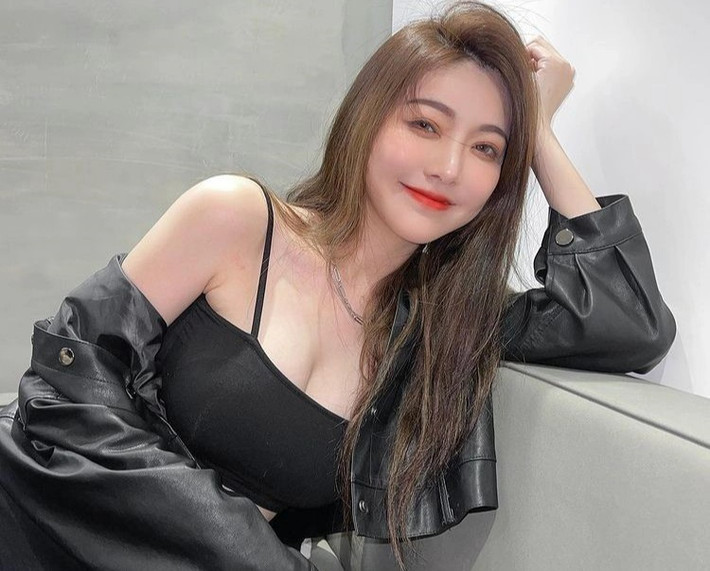 An An Queena đến từ Đài Loan là một trong những beauty blogger mới nổi thời gian gần đây, cô nàng thu hút lượng lớn người hâm mộ nhờ vẻ ngoài xinh đẹp, gợi cảm.