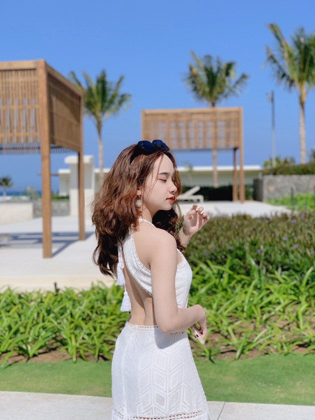 Khánh Vân có sở thích đặc biệt là đi du lịch, tận hưởng không gian lãng mạn, ngọt ngào ở những quán cà phê đẹp.