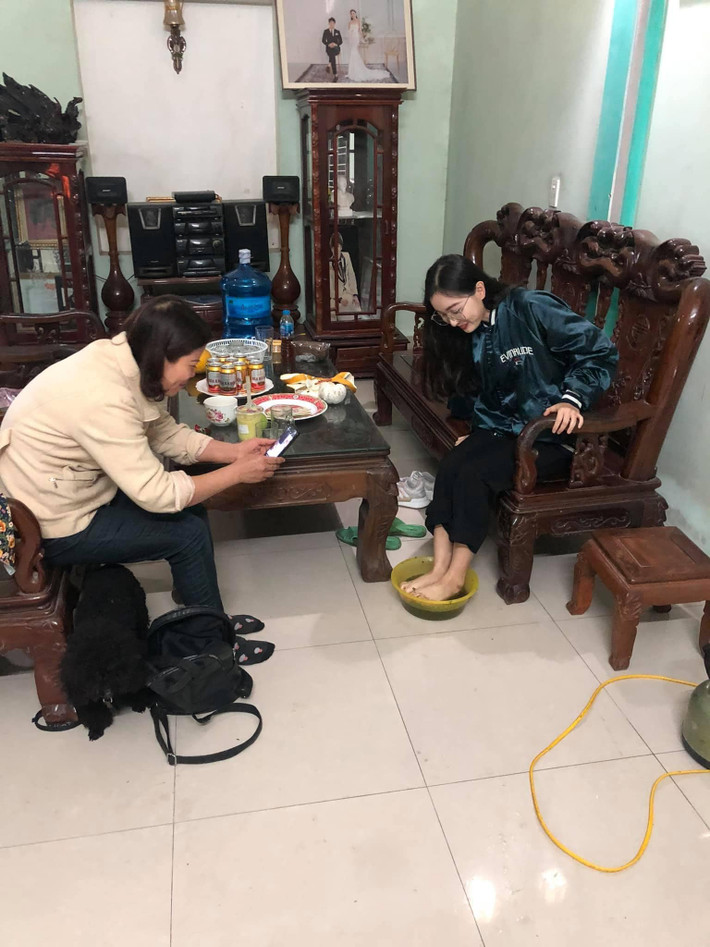 Theo chia sẻ của cô gái, từ lúc về nhà ra mắt ai cũng yêu quý, tôn trọng cô, về hôm đầu cũng không phải rửa bát hay dọn dẹp gì. Các thím rồi các em chồng phụ làm hết vì từ Hạ Long về đến Hải Phòng cũng hơi mệt nên mọi người biết và không cho làm.