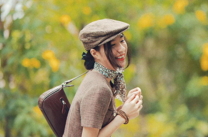 Ngoài những giờ lên lớp, cô giáo trẻ lại diện những bộ trang phục trẻ trung nhưng cũng không kém phần duyên dáng đẹp tựa thiếu nữ.