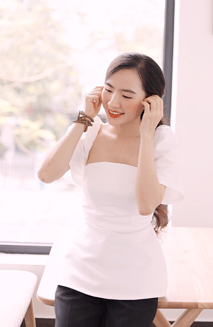 Xinh đẹp lại có gu ăn mặc không khác gì những hot girl xứ kim chi, cô giáo trẻ này đã dần làm lay động giới học trò và cư dân mạng bằng nhiều shoot hình cực đẹp của mình.