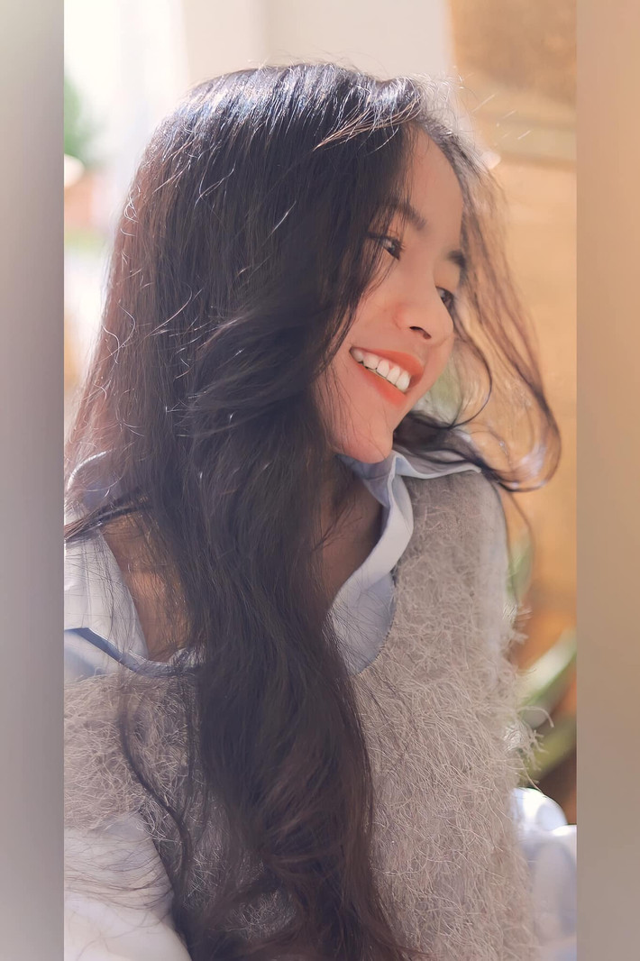 Trần Thị Minh Hương hiện đang là nữ giáo viên thỉnh giảng môn Hóa học tại trường Đại học Kinh tế Kỹ thuật Bình Dương. Cô giáo trẻ này sở hữu gương mặt nhỏ với các đường nét khả ái.