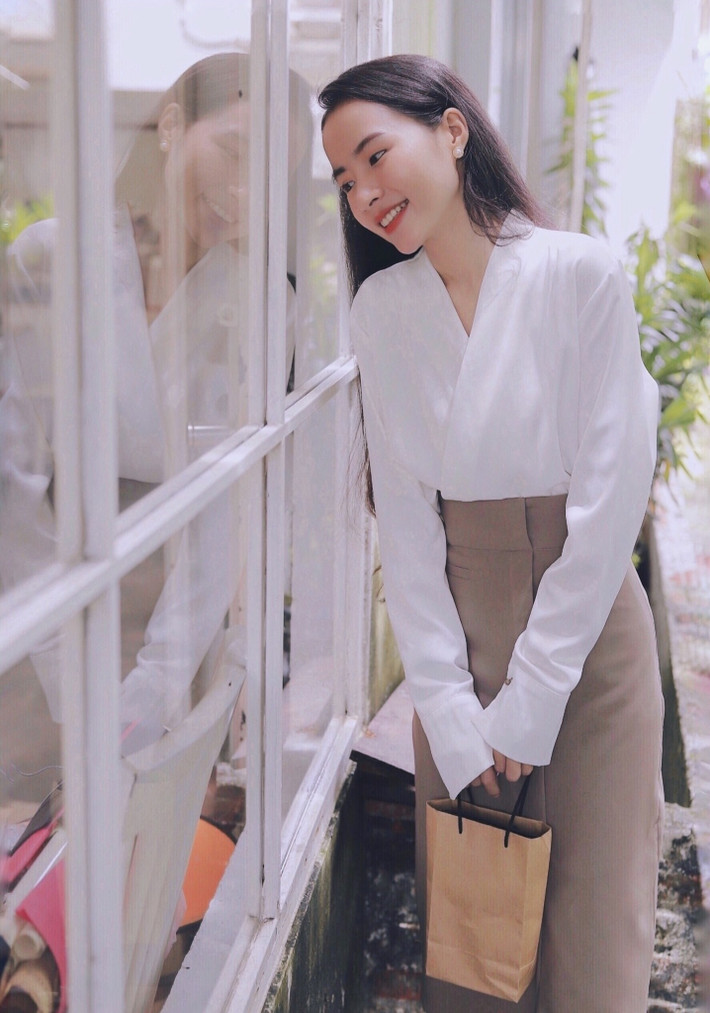Minh Hương có niềm đam mê đặc biệt với thời trang. Nữ giảng viên xinh đẹp ho rằng, những bộ đồ giúp cô định hình phong cách, tùy vào môi trường sẽ lựa chọn những đồ phù hợp.