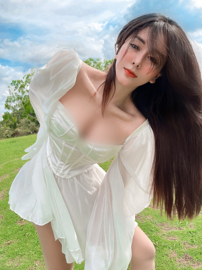 Nếu thường xuyên theo dõi Ngọc Trân, có thể thấy được phong cách thời trang mà cô nàng theo đuổi chính là sự gợi cảm xen lẫn chút ngọt ngào.