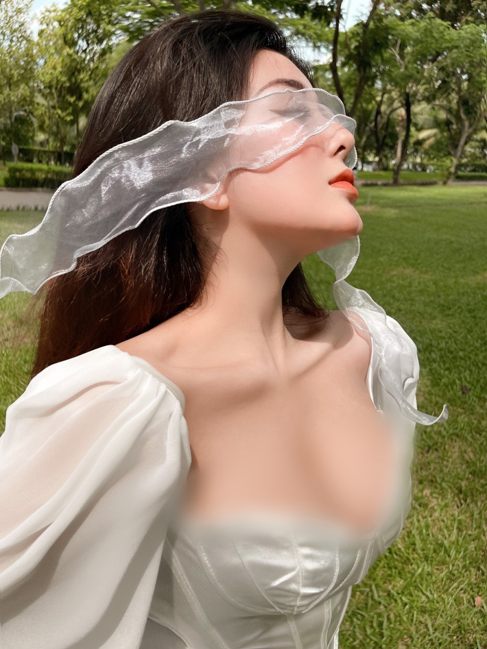 Thường ngày, Ngọc Trân sở hữu phong cách thời trang phóng khoáng, hiện đại. Bên cạnh đó hot girl Sài Gòn còn khéo léo lên đồ giúp tôn lên lợi thế vóc dáng tối đa.